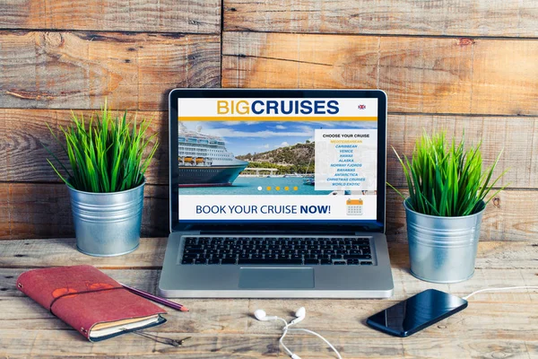 Cruise boeken reiswebsite in een laptop op het kantoor. — Stockfoto