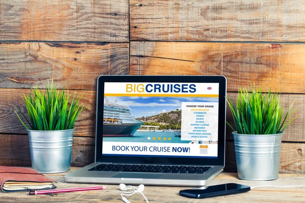 Cruise boeken reiswebsite in een laptop op het kantoor. — Stockfoto