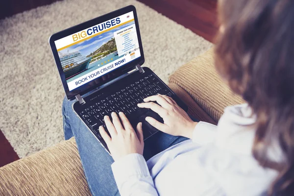 Mujer reserva de viajes en crucero por Internet con un ordenador portátil en casa . — Foto de Stock