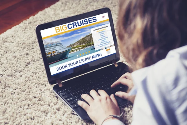 Vrouw boeking cruise vakantie via internet met een laptop thuis. — Stockfoto