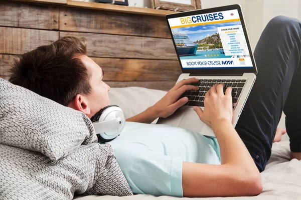 Hombre reserva de viajes en crucero por Internet con un ordenador portátil en casa . — Foto de Stock