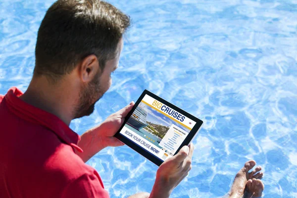 Hombre reserva de viajes en crucero por Internet con una tableta en la piscina . — Foto de Stock