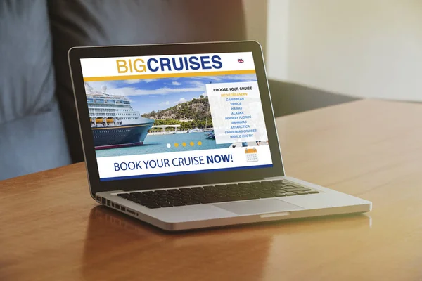 Cruise boeken reiswebsite in een laptop op het kantoor. — Stockfoto