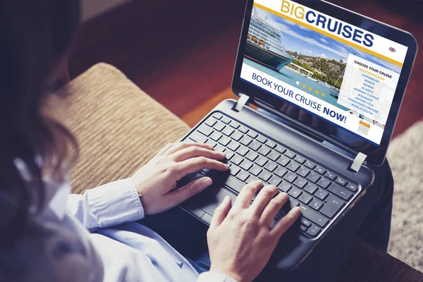 Vrouw boeking cruise vakantie via internet met een laptop thuis. — Stockfoto