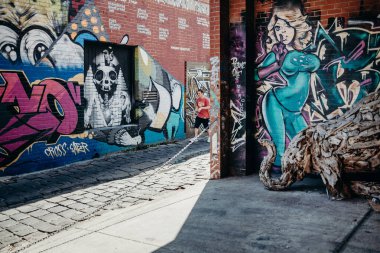 Melbourne, Avustralya - 12 Mart 2017: Melbourne, Avustralya duvarlarda grafiti izlerken cadde boyunca yürüyüş insanlar.