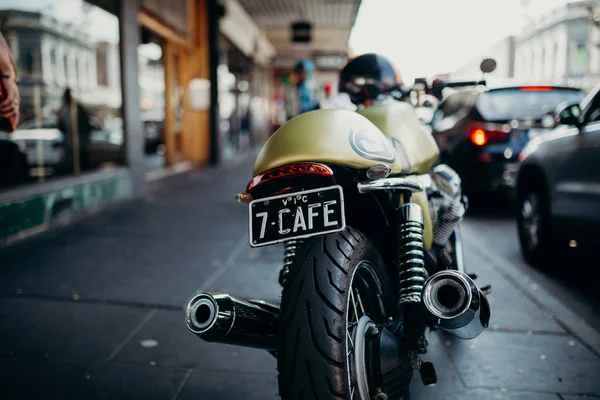 MELBOURNE, AUSTRALIE - 12 mars 2017 : Sport moto personnalisée garée sur le trottoir dans la rue à Melbourne, Australie . — Photo