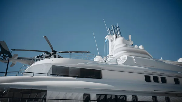 Detalhe do iate de luxo com um helicóptero no topo . — Fotografia de Stock