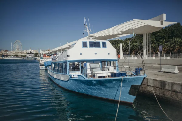 Barca turistica rustica attraccata al porto . — Foto Stock