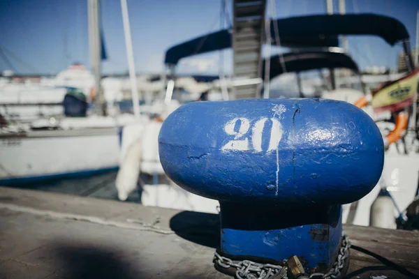 Modrá loď kotvící v přístavu ve věku — Stock fotografie