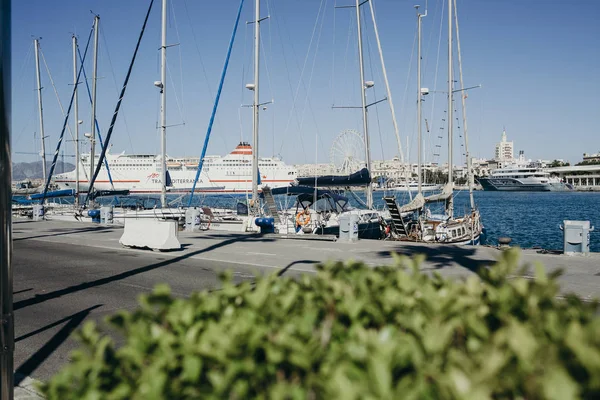 Malaga, Spanyolország - június, 29, 2017: Hajó dokkolt: a port of Malaga, Spanyolország. — Stock Fotó