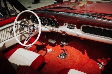 Malaga, İspanya - Temmuz 30, 2016:1965 Ford Mustang kırmızı renk, iç görünümünde Park Malaga aerodrome, İspanya.