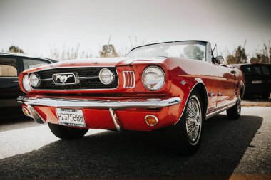 Malaga, İspanya - Temmuz 30, 2016:1966 Ford Mustang Önden Görünüm kırmızı renkte Park Malaga, İspanya.