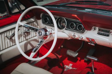 Malaga, İspanya - Temmuz 30, 2016:1965 Ford Mustang kırmızı renk, iç görünümünde Park Malaga aerodrome, İspanya.
