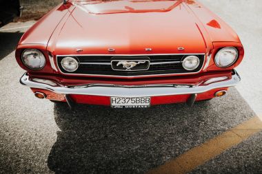 Malaga, İspanya - Temmuz 30, 2016:1966 Ford Mustang Önden Görünüm kırmızı renkte Park Malaga, İspanya.
