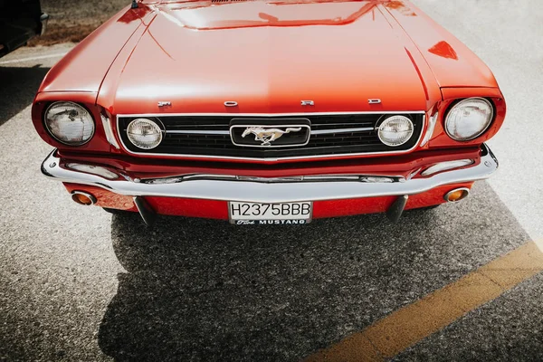 Malaga, Spanje - juli 30, 2016:1966 Ford Mustang vooraanzicht in rode kleur, geparkeerd in Malaga, Spanje. — Stockfoto