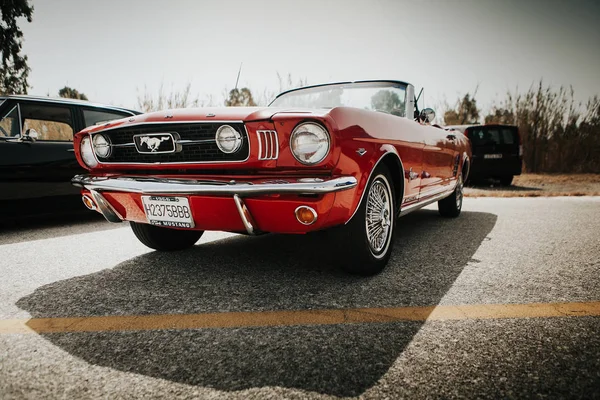 MALAGA, ESPAÑA - 30 DE JULIO DE 2016: 1966 Ford Mustang vista frontal en color rojo, aparcado en Málaga, España . — Foto de Stock