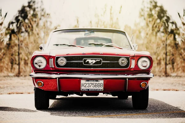 Malaga İspanya - 30 Haziran 2016. Klasik bir Ford Mustang Cabrio kırmızı renkli şehir dışına park etmiş. Ford mustang ABD'de en ünlü otomobil ve kas arabalar dünyanın her yerinden simgesi.