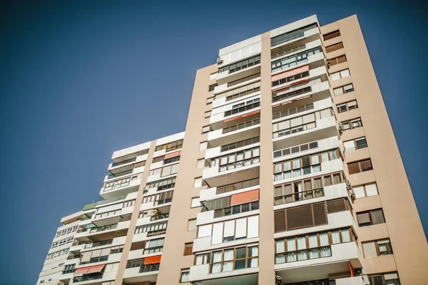 푸른 하늘 배경에서으로 일반 아파트 건물의 낮은 각도 보기. — 스톡 사진