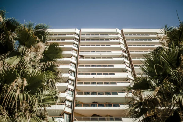 Vue à angle bas des immeubles d'appartements génériques, avec ciel bleu en arrière-plan . — Photo