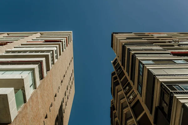 Vue à angle bas des immeubles d'appartements génériques, avec ciel bleu en arrière-plan . — Photo