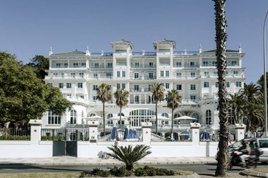 Malaga, İspanya - 29 Haziran 2017: Gran Hotel Miramar cephe bir güneşli sabah. 