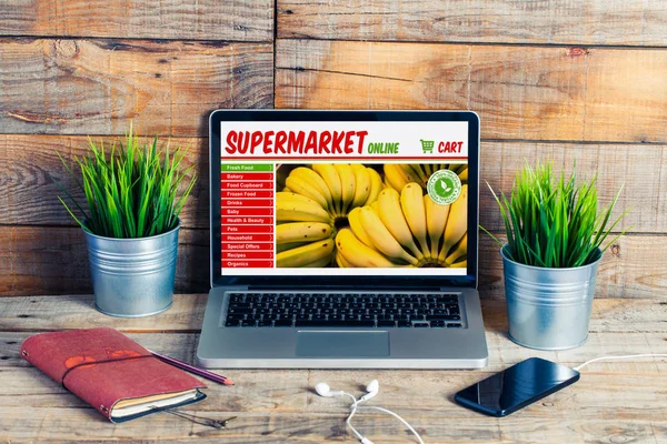 Supermercado supermercado loja on-line em uma tela de laptop no escritório — Fotografia de Stock