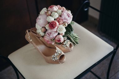 Düğün ayakkabıları ve düğün buketi beyaz ve pembe Güllü