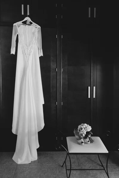 Свадебное платье и аксессуары. Черное и белое — стоковое фото