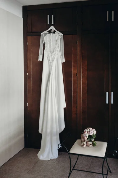 Свадебное платье и аксессуары — стоковое фото
