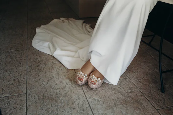 Detalle de zapatos y vestido de novia — Foto de Stock