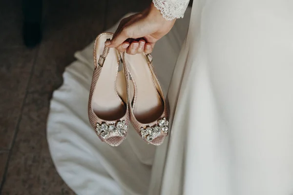 Невеста с парой свадебных туфель в руке . — стоковое фото