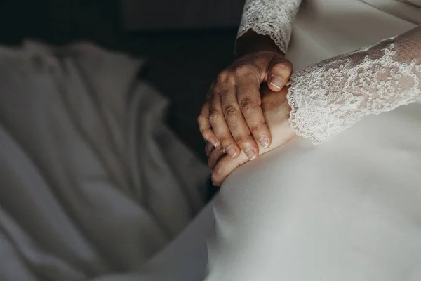 Dettaglio delle mani della sposa e dell'abito da sposa prima della cerimonia . — Foto Stock