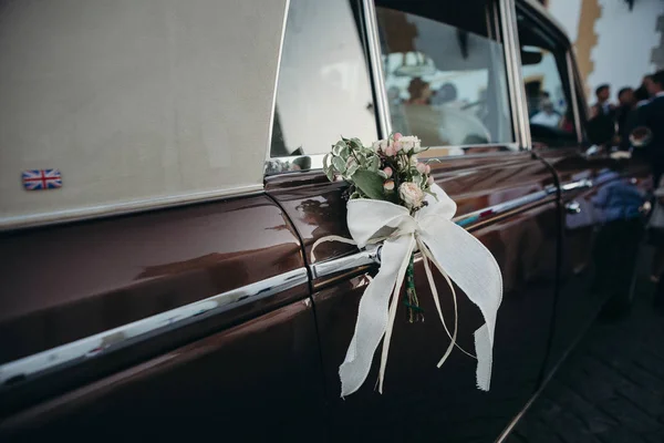 Wedding ornament decoration in a classic car. — Stock Photo, Image