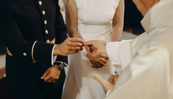 Sacerdote dare fede nuziale allo sposo durante la cerimonia nuziale — Foto Stock