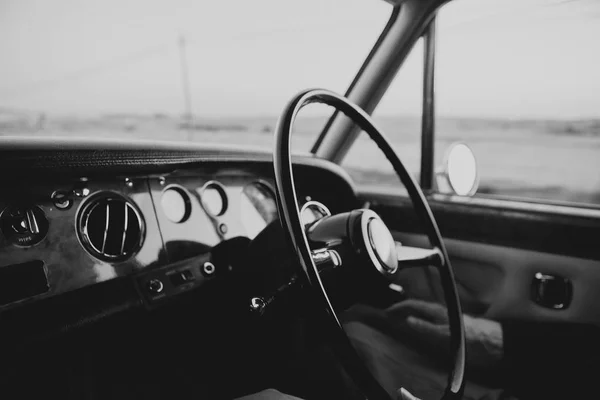 Salpicadero de coches clásico y de lujo con volante en foco principal — Foto de Stock