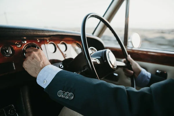 Vista interior del coche de lujo clásico siendo conducido por el hombre . — Foto de Stock