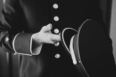 Bir kap tutan Üniformalı erkeklere