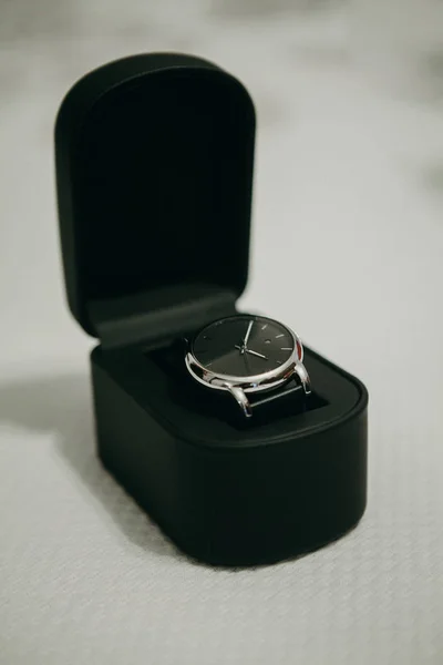 Elegante klassische Uhr in einer schwarzen Box — Stockfoto