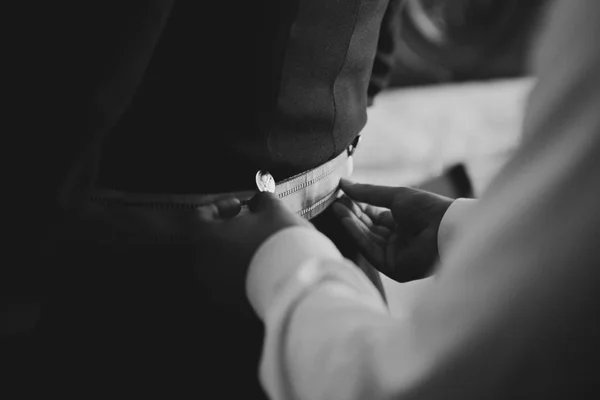 Se préparer avant le mariage. Ferme là. Noir et blanc — Photo