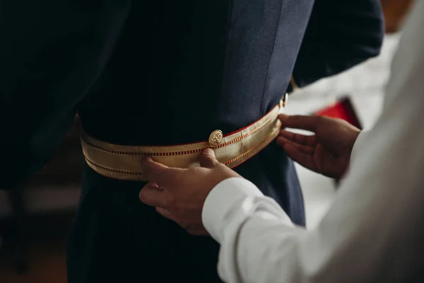 De voorbereidingen van de bruidegom vóór de bruiloft. Close-up — Stockfoto