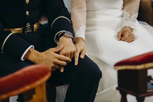 Sposo e sposa vista da vicino delle mani durante la cerimonia . — Foto Stock