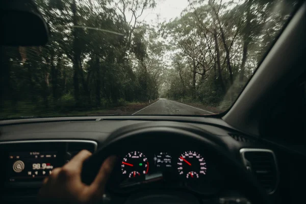 Vista interior del volante del coche mientras conduce a través de la carretera australiana . — Foto de Stock