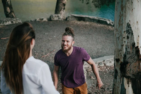 Sorrindo barbudo homem desfrutando com sua namorada na natureza . — Fotografia de Stock