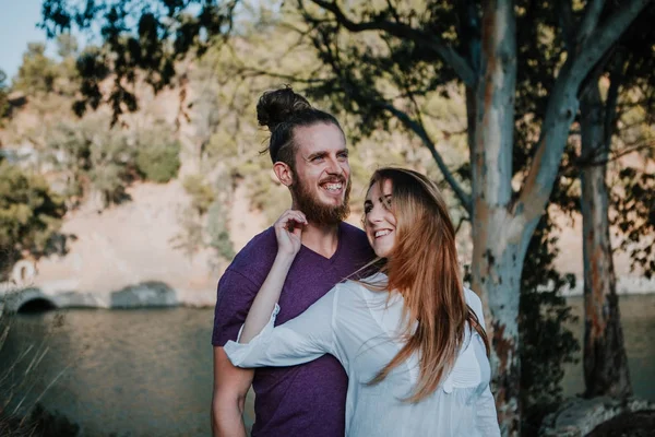 Feliz pareja hipster divirtiéndose juntos en la naturaleza . — Foto de Stock