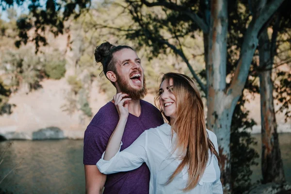 Ευτυχισμένο ζευγάρι απολαμβάνει και γελά μαζί στη φύση. — Φωτογραφία Αρχείου