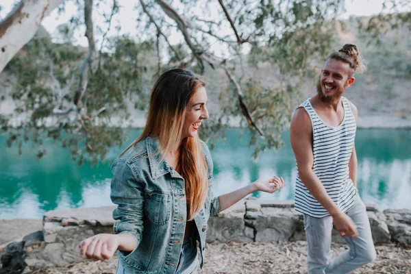 Vrouw in jeans kleding lachen dicht bij haar vriendje in de natuur — Stockfoto