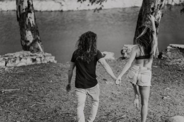 Sırtlarına doğa göle doğru mutlu yürüme Çift