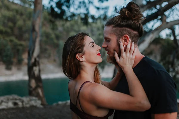 Όμορφο ζευγάρι φιλιέται στη φύση. Γυναίκα που κρατά το κεφάλι του στα χέρια — Φωτογραφία Αρχείου