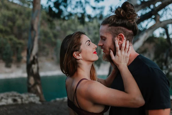 Belo casal beijando na natureza. Mulher segurando sua cabeça nas mãos — Fotografia de Stock