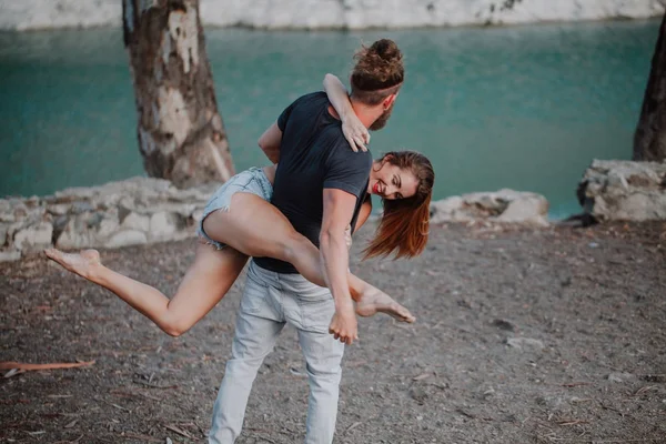 Pareja joven disfrutando y realizando danza contemporánea en la naturaleza — Foto de Stock